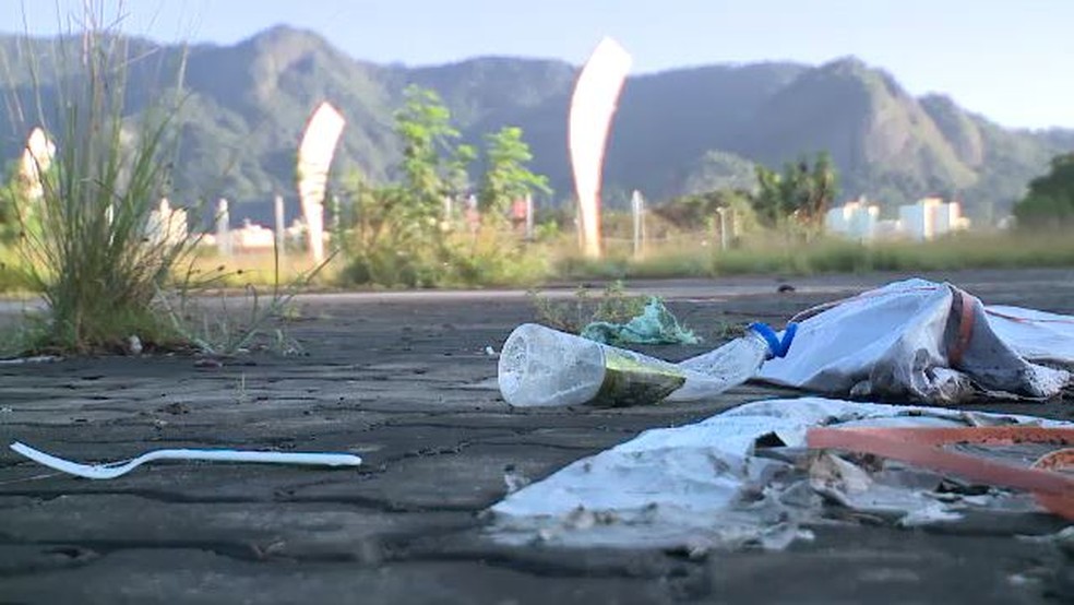 Lixos são facilmente encontrados no Parque dos Atletas — Foto: Beto Kaulino