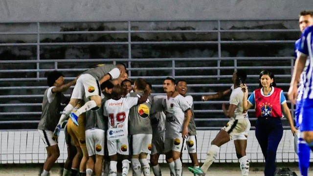 Jogadores do Botafogo-PB comemoram gol de Lennon contra o CSA