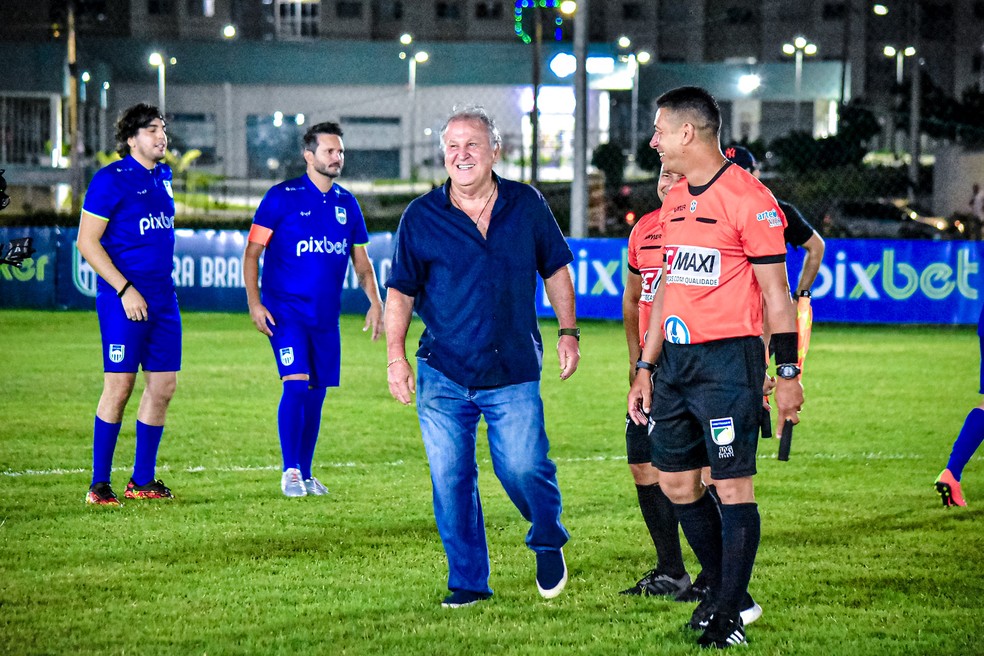 Zico após dar pontapé inicial no jogo das estrelas — Foto: Estefinho Francelino