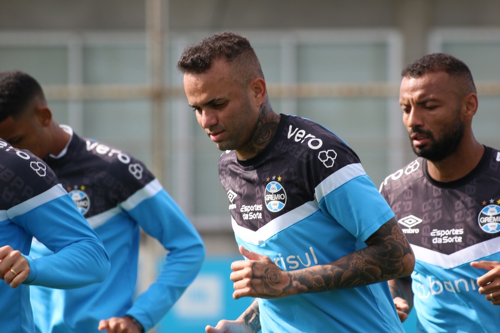Luan treinando com o Grêmio no CT Luiz Carvalho — Foto: João Victor Teixeira