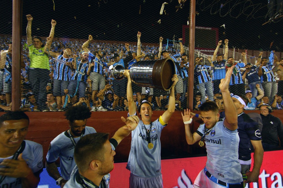 Geromel com a taça da Libertadores — Foto: Lucas Uebel / Grêmio, DVG