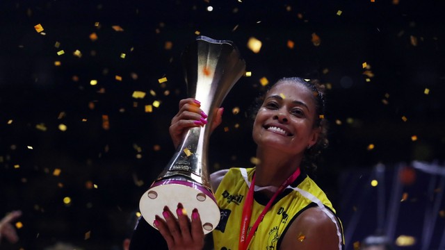 Adenízia ergue o troféu: Praia Clube é tricampeão da Superliga