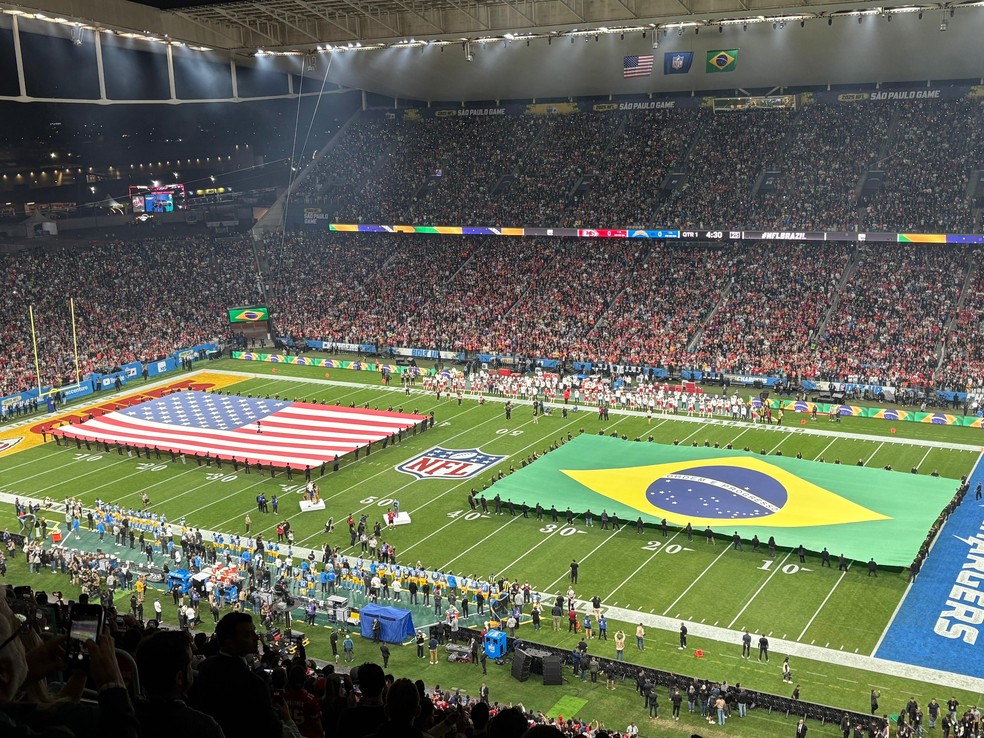 Ana Castela canta hino brasileiro no jogo da NFL — Foto: Wesley Felix