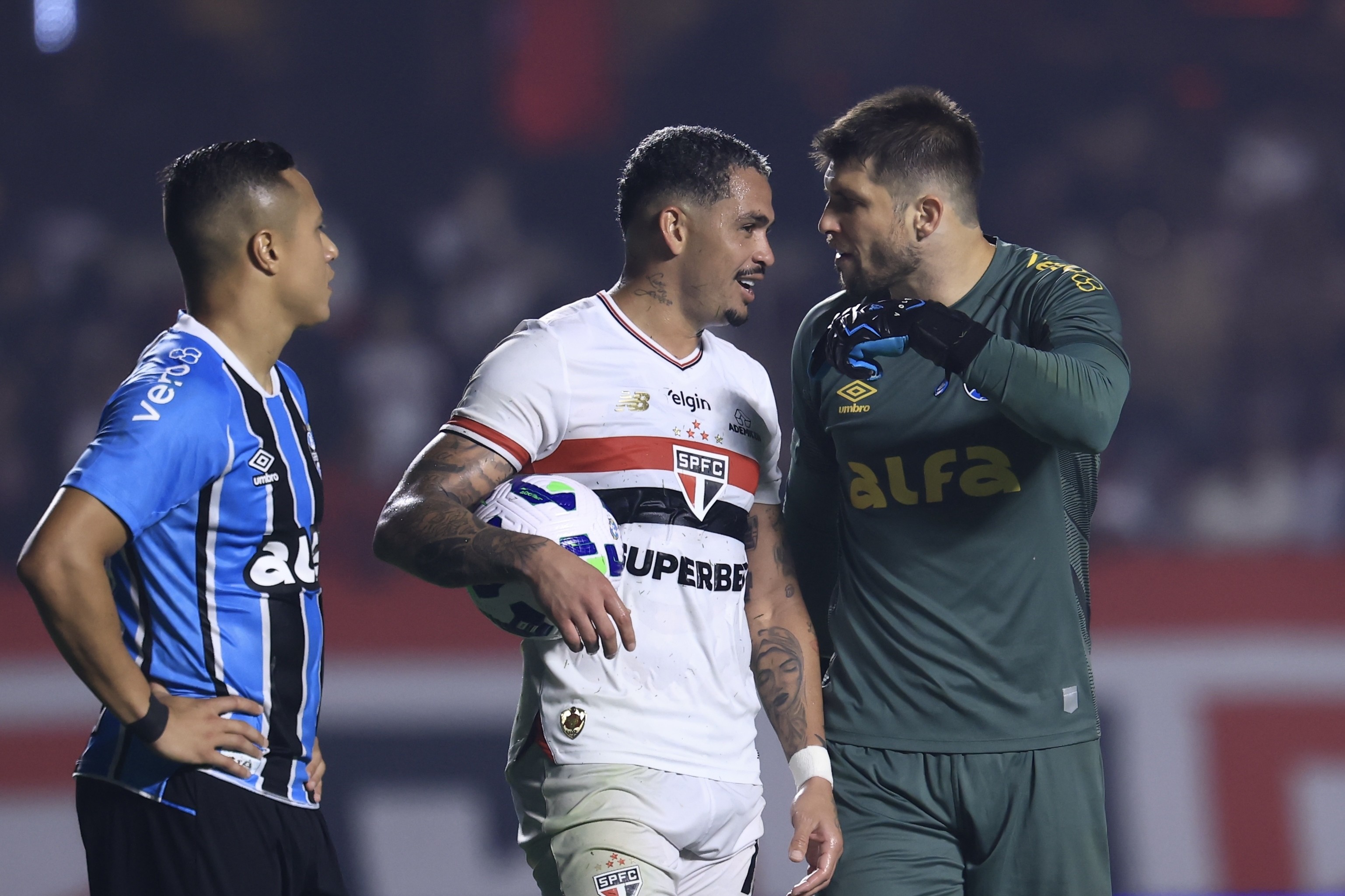 Presidente do Grêmio Critica Arbitragem e Auxiliar Cutuca Atacante por Simulações