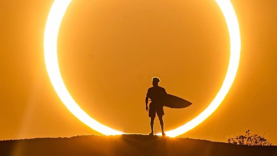 Italo Ferreira exibe novas pranchas com imagens que viralizaram do eclipse; veja - Foto: (Marcelo Maragni/Red Bull Content Pool)