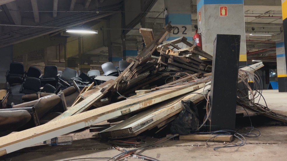 Estruturas atingidas pela enchente seguem dentro do estádio — Foto: João Victor Teixeira