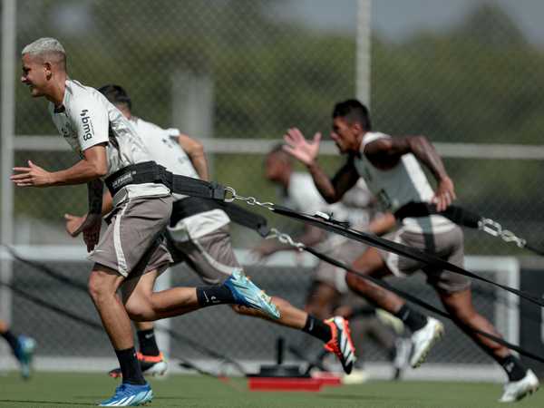 Paulinho relacionado para amistoso e volta a jogar pelo Corinthians após longo período