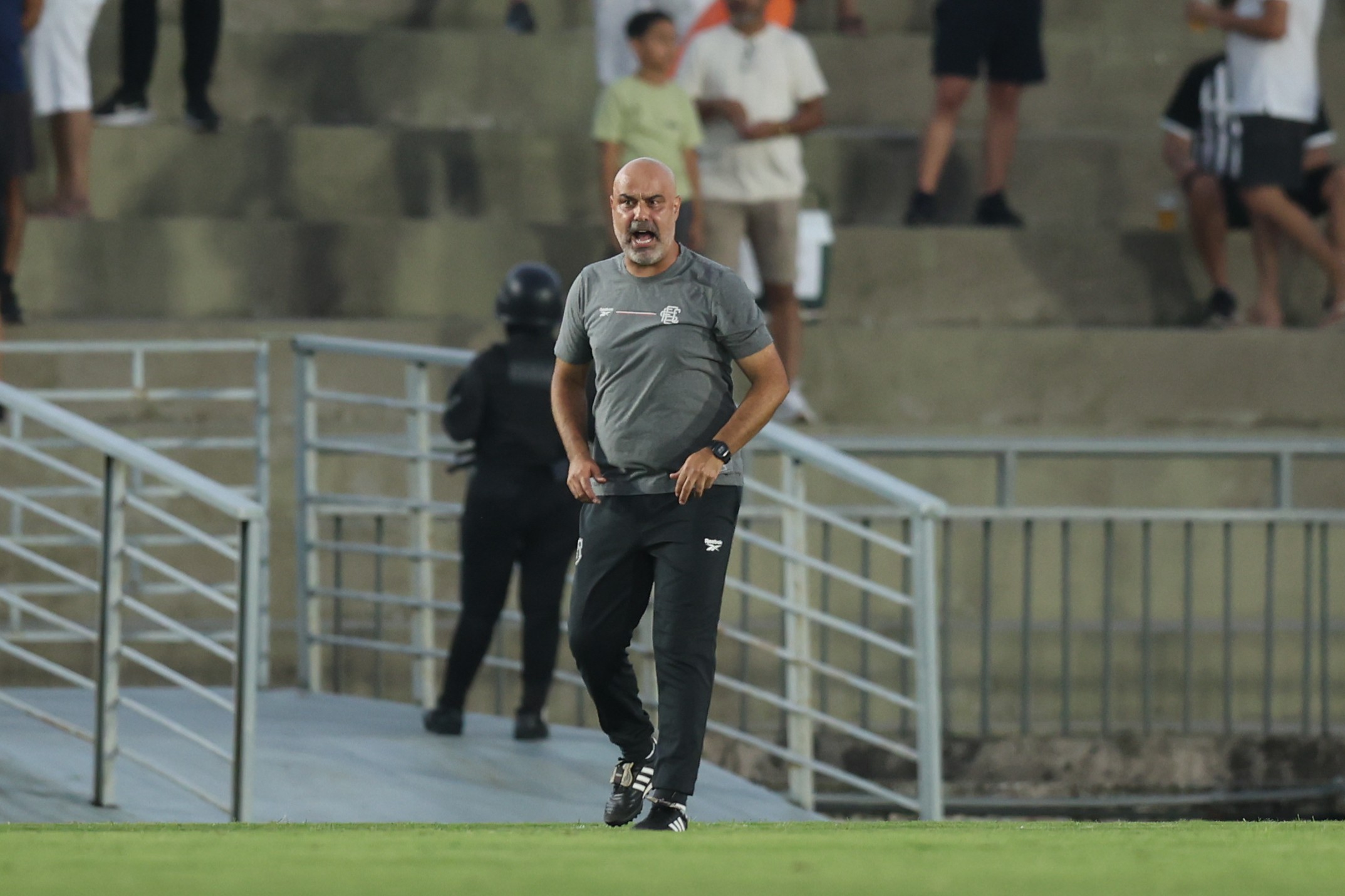Técnico do Santa Cruz elogia força do time após buscar empate no Almeidão