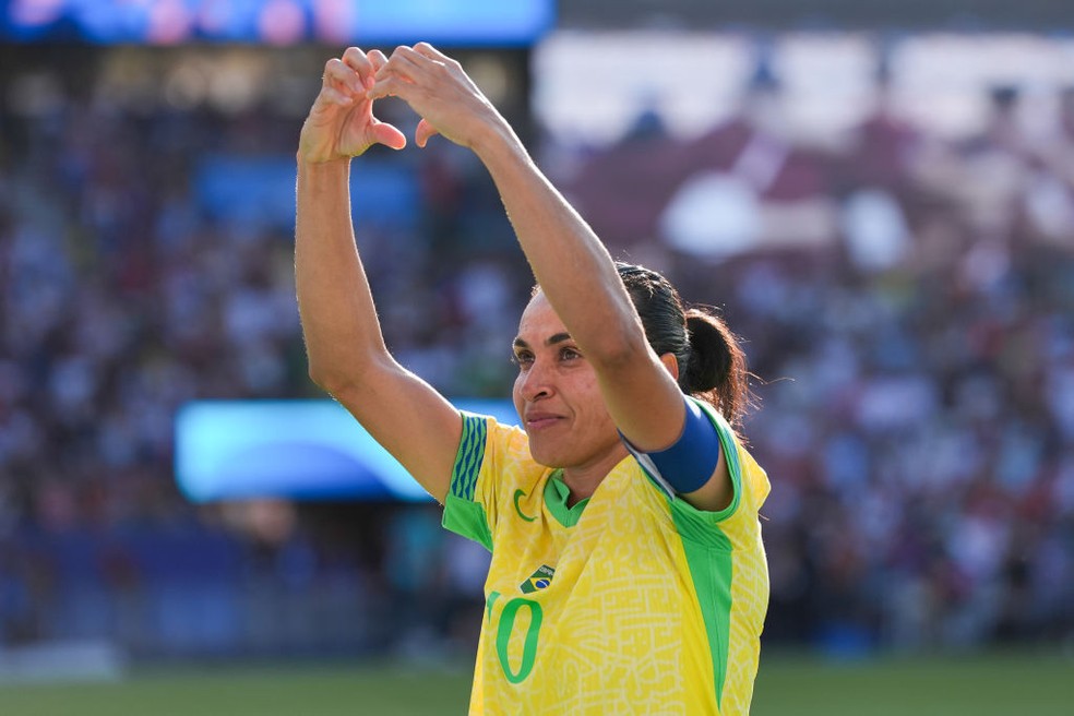 Marta retribuiu o carinho da torcida após o jogo entre Brasil e Estados Unidos — Foto: Getty Images