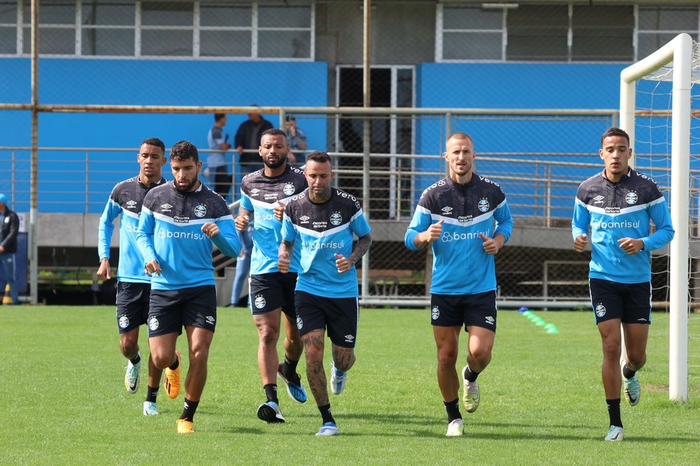 Pepê e reforços do Grêmio correm no gramado — Foto: João Victor Teixeira