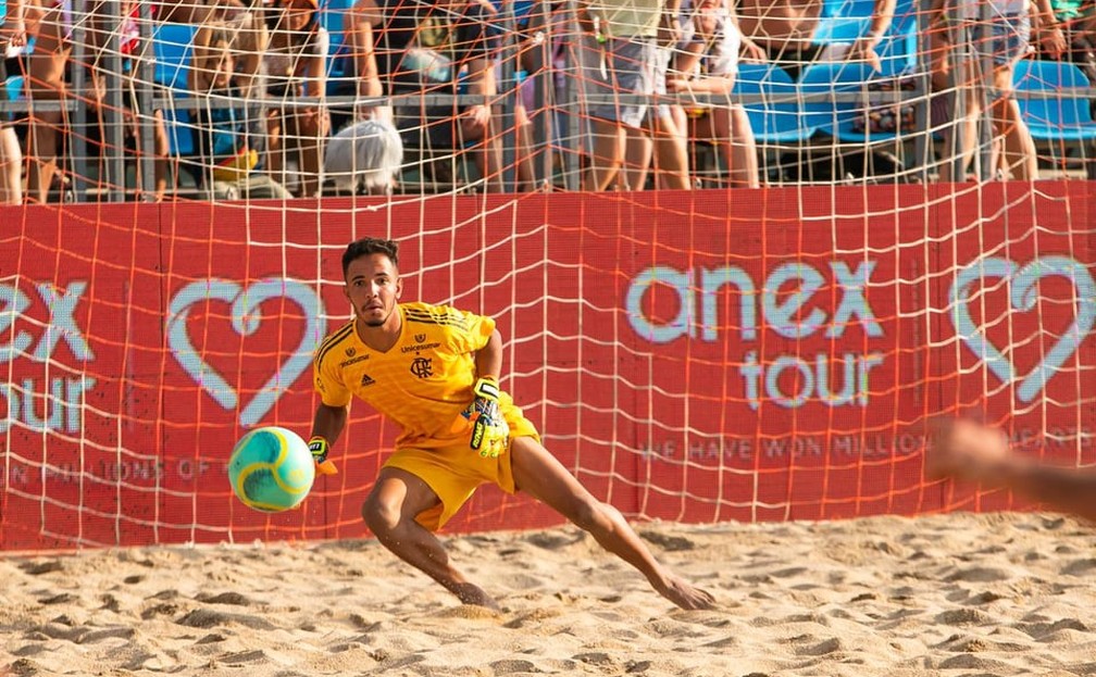 Jogador De Futebol Da Praia Na Ação Ângulo Largo Da Praia