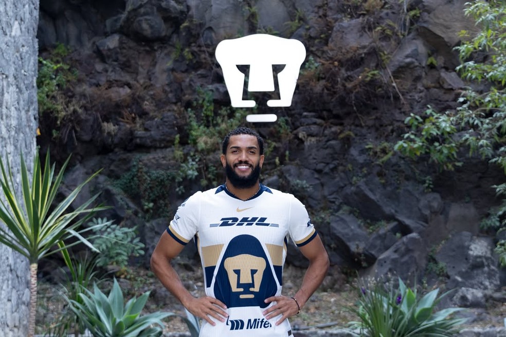 Juninho em sua chegada ao Pumas — Foto: Divulgação / Pumas