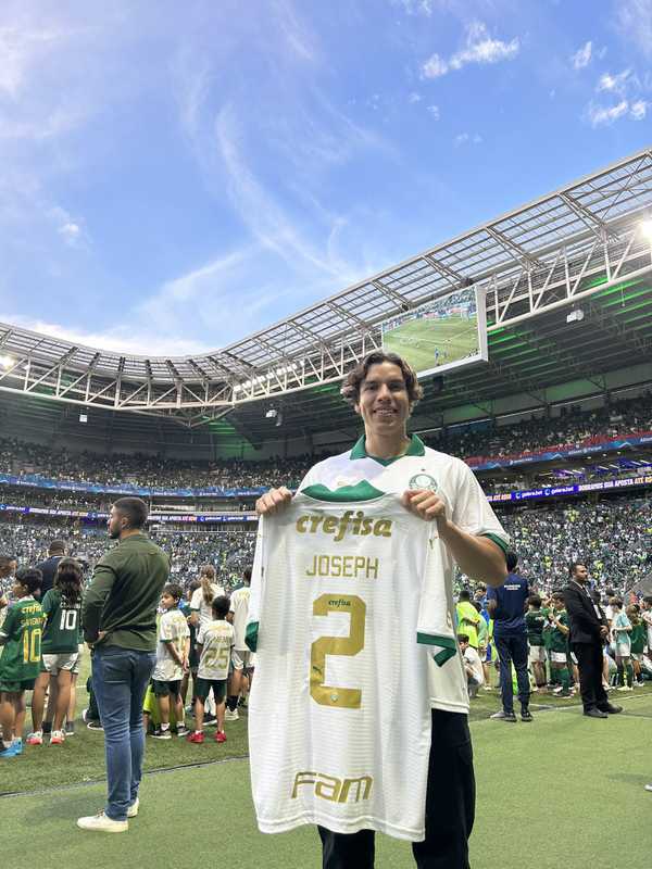 Arnold Schwarzenegger leva filho à final do Palmeiras x Santos no Allianz Parque.