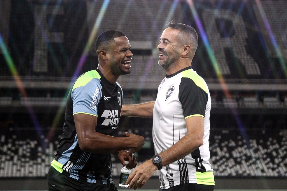 Júnior Santos e Artur Jorge em treino do Botafogo — Foto: Vítor Silva/Botafogo