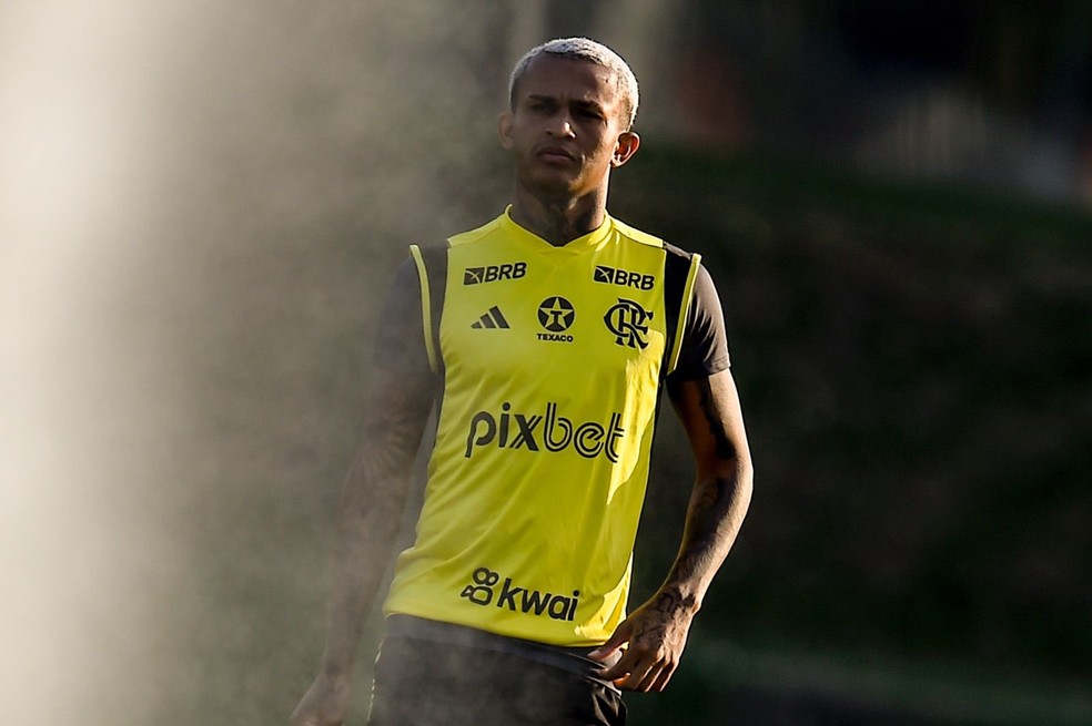 Wesley em treino do Flamengo — Foto: Marcelo Cortes / CRF