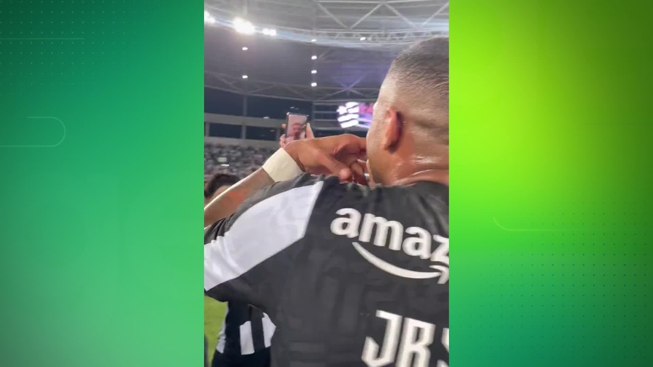 Jogadores do Botafogo fazem chamada de vídeo com Tiquinho Soares