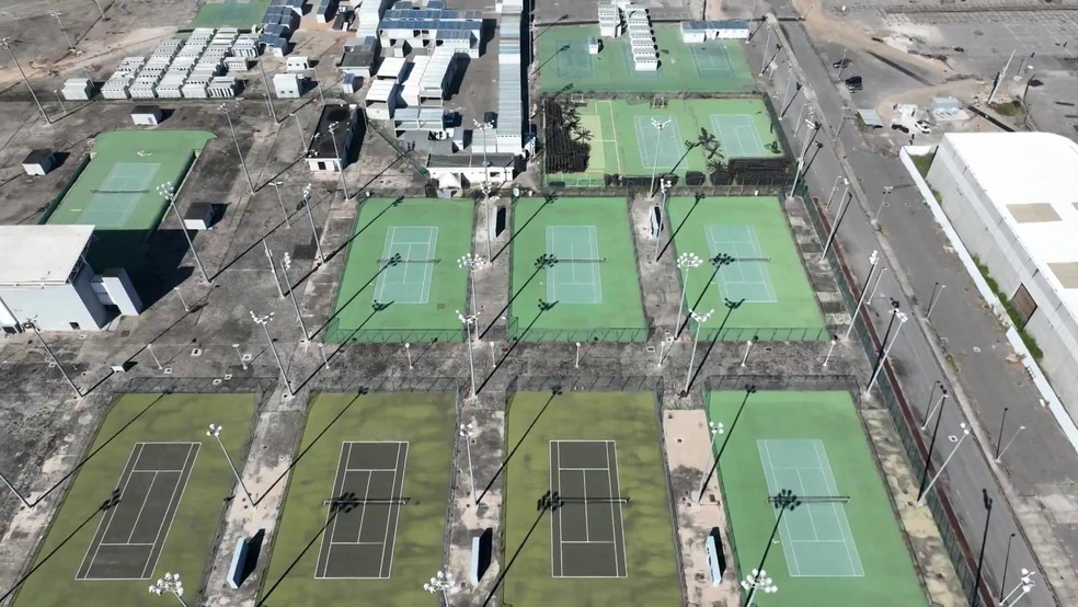 Quadras de aquecimento do lado de fora do Centro Olímpico de Tênis estão inutilizadas — Foto: Beto Kaulino