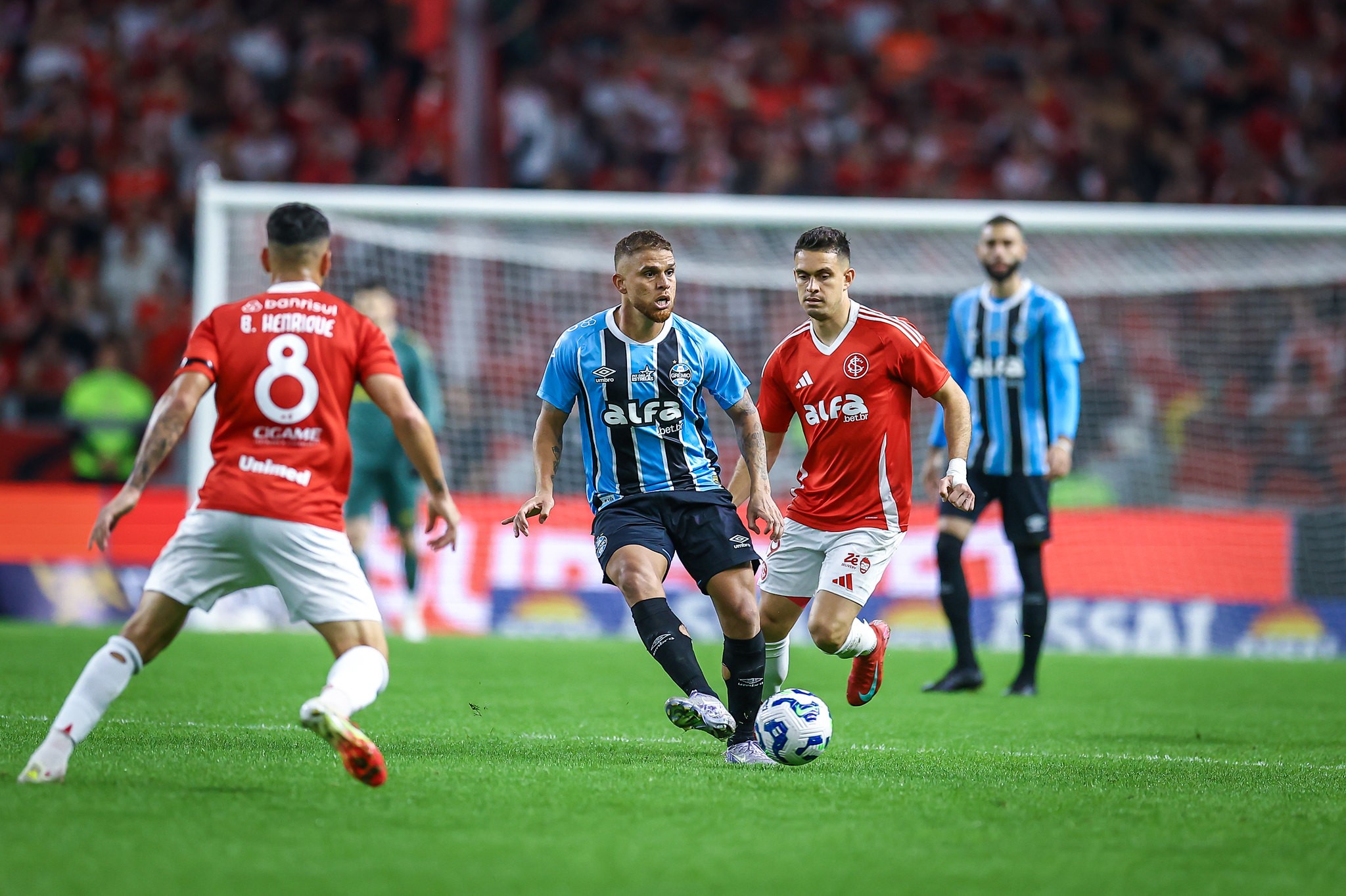 Chance de Cuéllar e Carlos Vinicius atuarem pelo Grêmio contra o Vitória