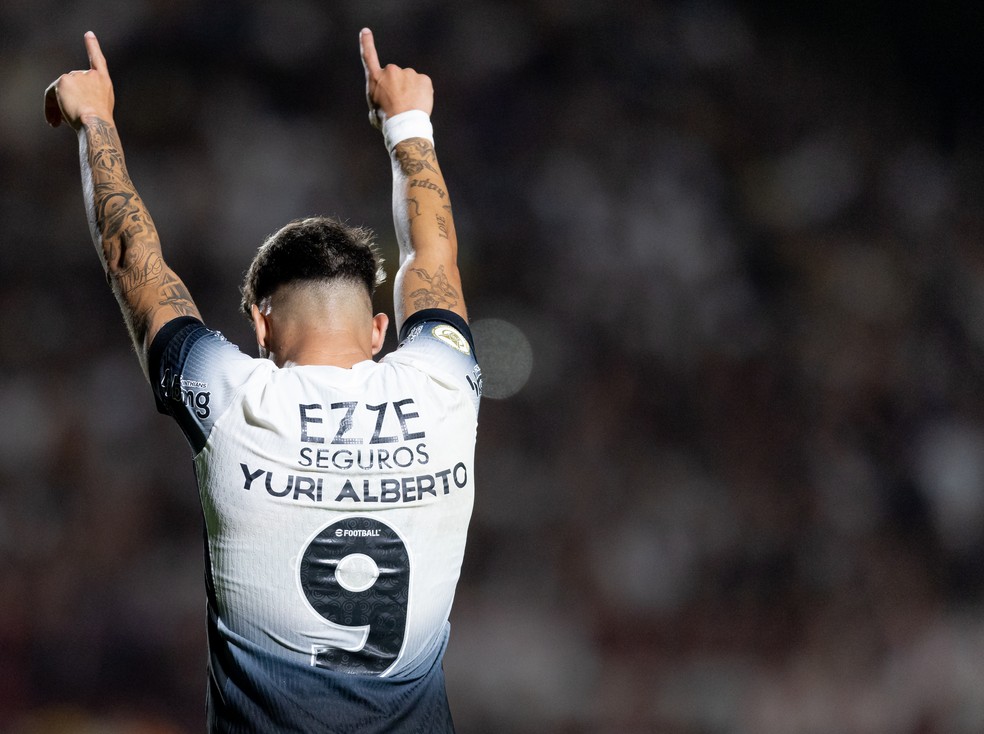 Yuri Alberto comemora gol do Corinthians contra o Atlético-GO