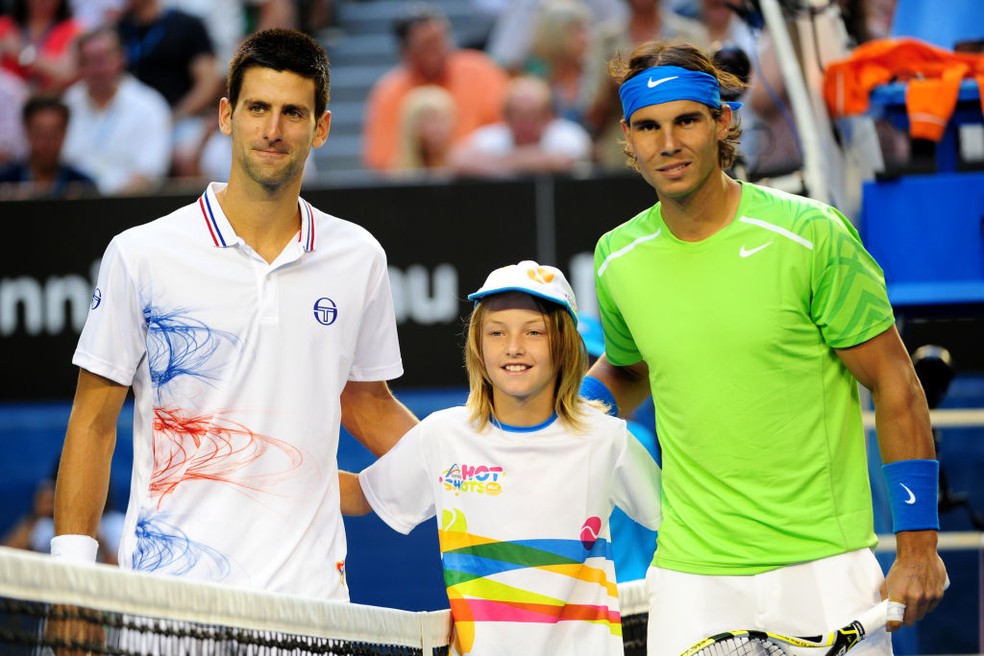 Djokovic e Nadal posam antes da final mais longa de Grand Slams no Australian Open 2012 — Foto: Getty Images