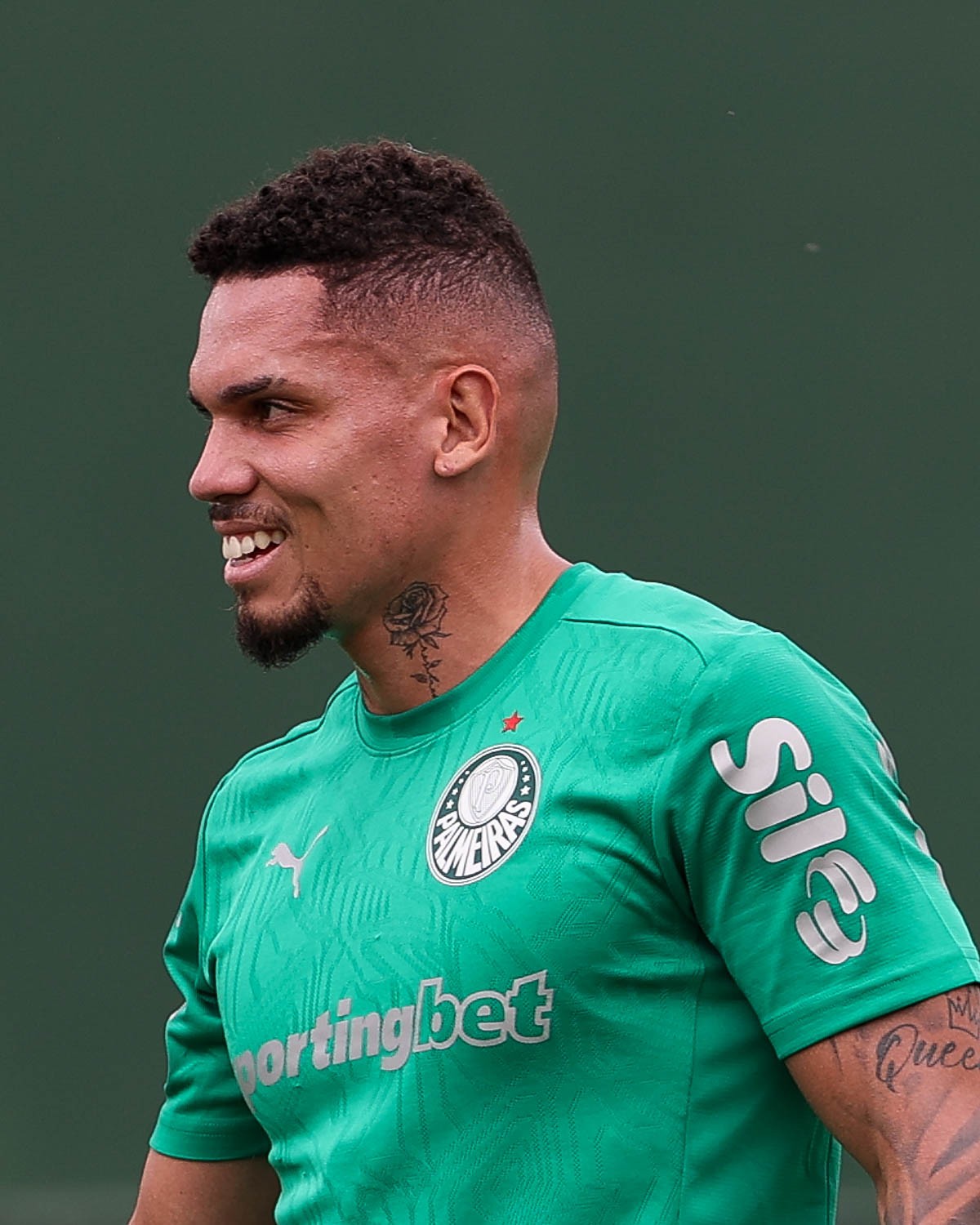 Paulinho relacionado pela primeira vez no Palmeiras em meio a ataque ideal.