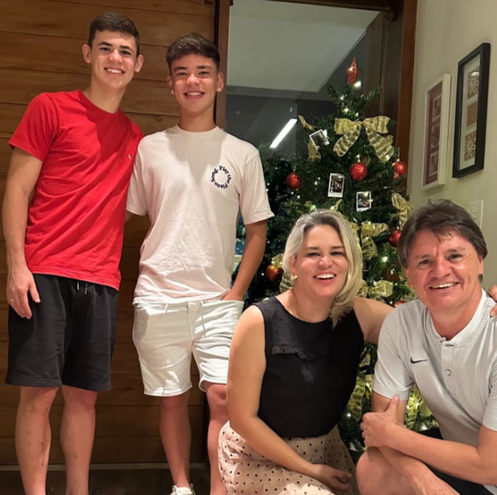 Gabriel Moscardo, do Corinthians, o irmão e os pais em Natal — Foto: Instagram/Reprodução