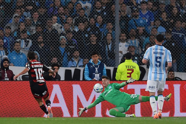 Flamengo supera expulsão, pressão do Racing, e está na final