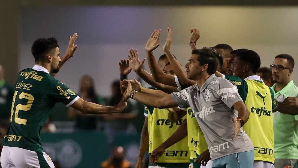 Abel Ferreira e elenco do Palmeiras cumprimentam Flaco López após gol sobre o Ituano — Foto: Cesar Greco/Palmeiras