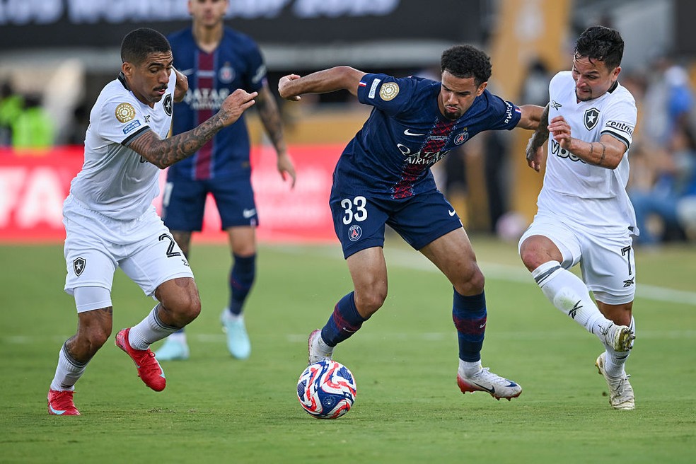 Allan e Artur marcam Zaire-Emery em PSG x Botafogo, na Copa de Clubes — Foto: Kevin Langley/Icon Sportswire via Getty Images
