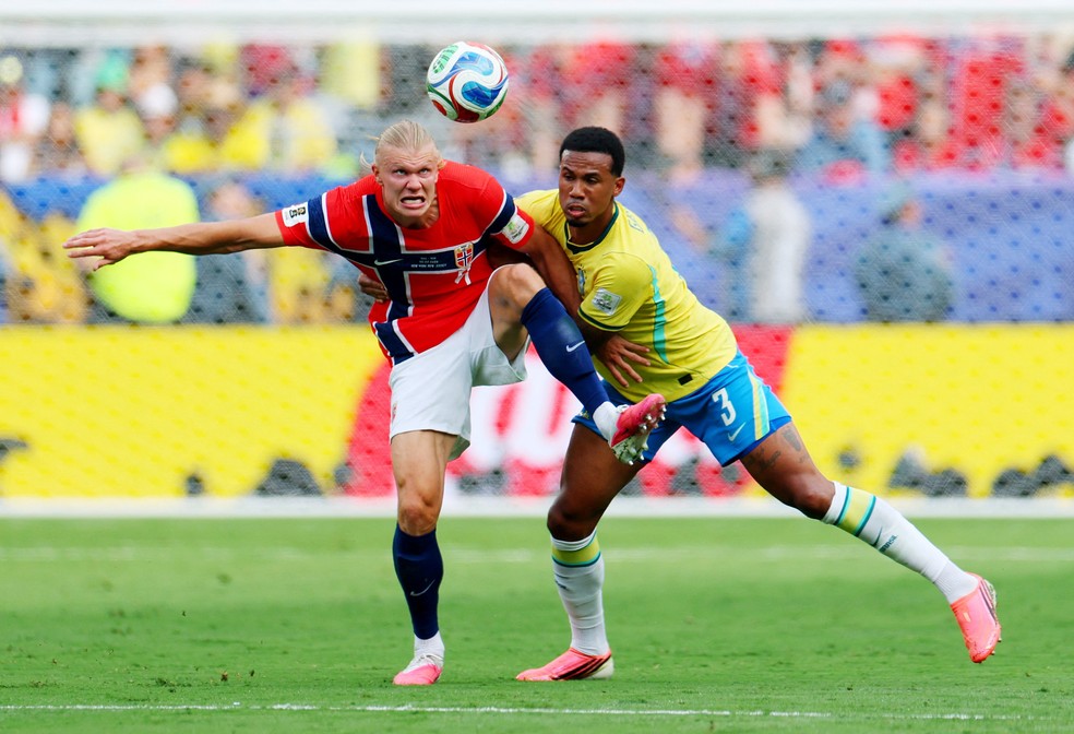Erling Haaland, da Noruega, em a&ccedil;&atilde;o com Gabriel Magalh&atilde;es do Brasil &mdash; Foto: REUTERS/Mike Segar