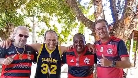 Campeão mundial pelo Flamengo visita Marcos Adriano em clínica de reabilitação