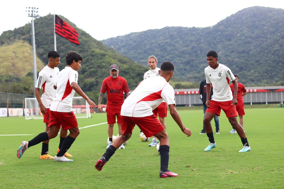 Durante a passagem de Sampaoli, Filipe Luís ajudou o argentino a comandar um treinamento no sub-15 — Foto: Gilvan de Souza/Flamengo