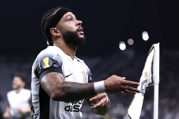 Memphis comenta conversa ansiosa com Neymar antes de clássico Corinthians x Santos
