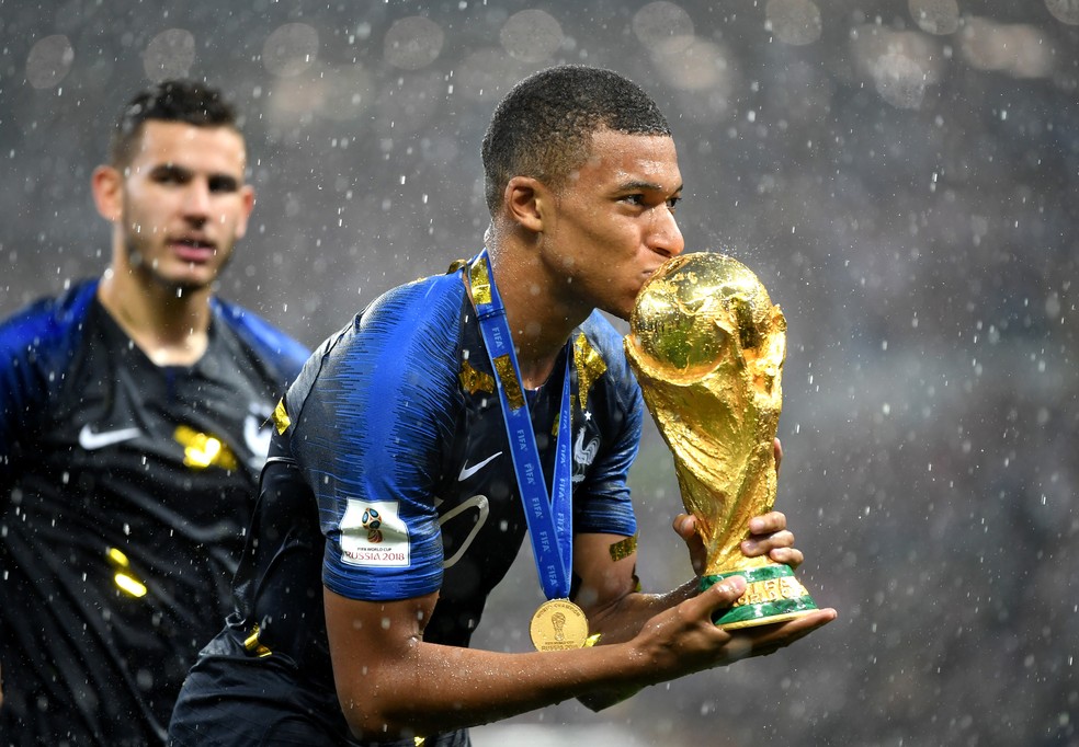 Mbappé beija a Taça da Copa — Mbappé beija a Taça da Copa de 2018