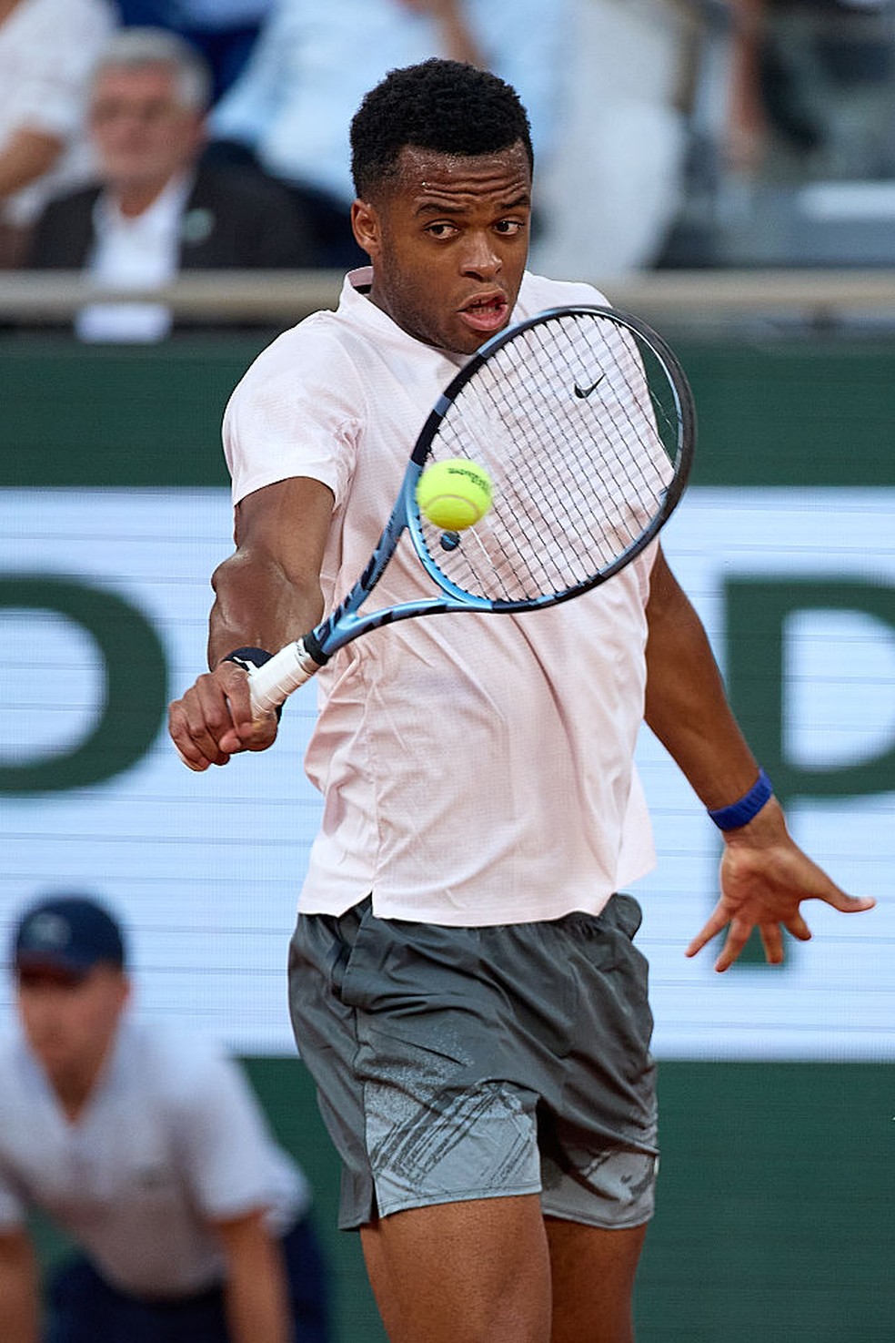 Perricard vence primeiro set contra Djokovic em Roland Garros — Foto: Sport News/Quality Sport Images/Getty Images