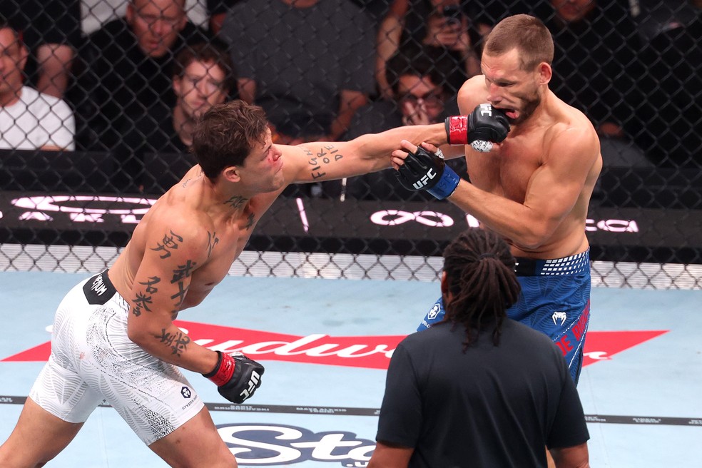 Caio Borrlaho acerta um direto em Reinier de Ridder no UFC 326 — Foto: Ed Mulholland/Zuffa LLC