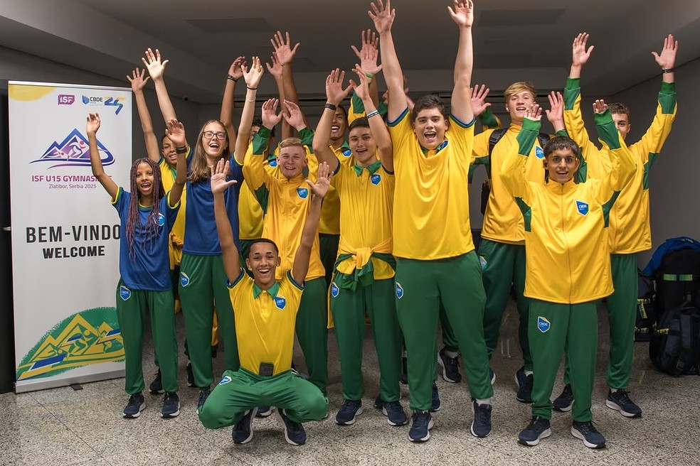 Parte da delegação brasileira na Gymnasiade Sub-15 — Foto: Moema Costa/CBDE