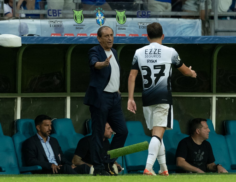 Ramón Díaz conversa com Ryan em jogo do Corinthians — Foto: Rodrigo Coca/Agência Corinthians