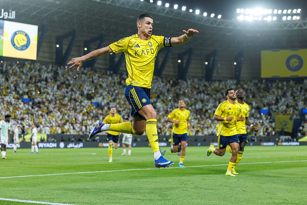 Cristiano Ronaldo comemora o primeiro gol marcado pelo Al-Nassr contra o Al-Najma — Foto: Getty Images