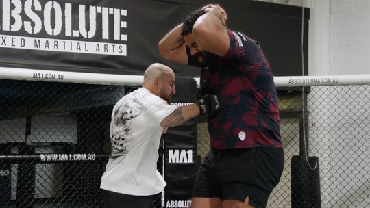 Campeão do UFC castiga gigante campeão da NFL com soco; assista