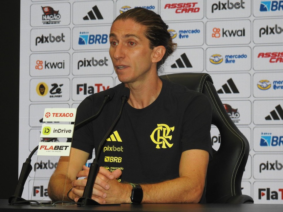 Filipe Luís concede entrevista como campeão da Copa do Brasil — Foto: Fred Gomes