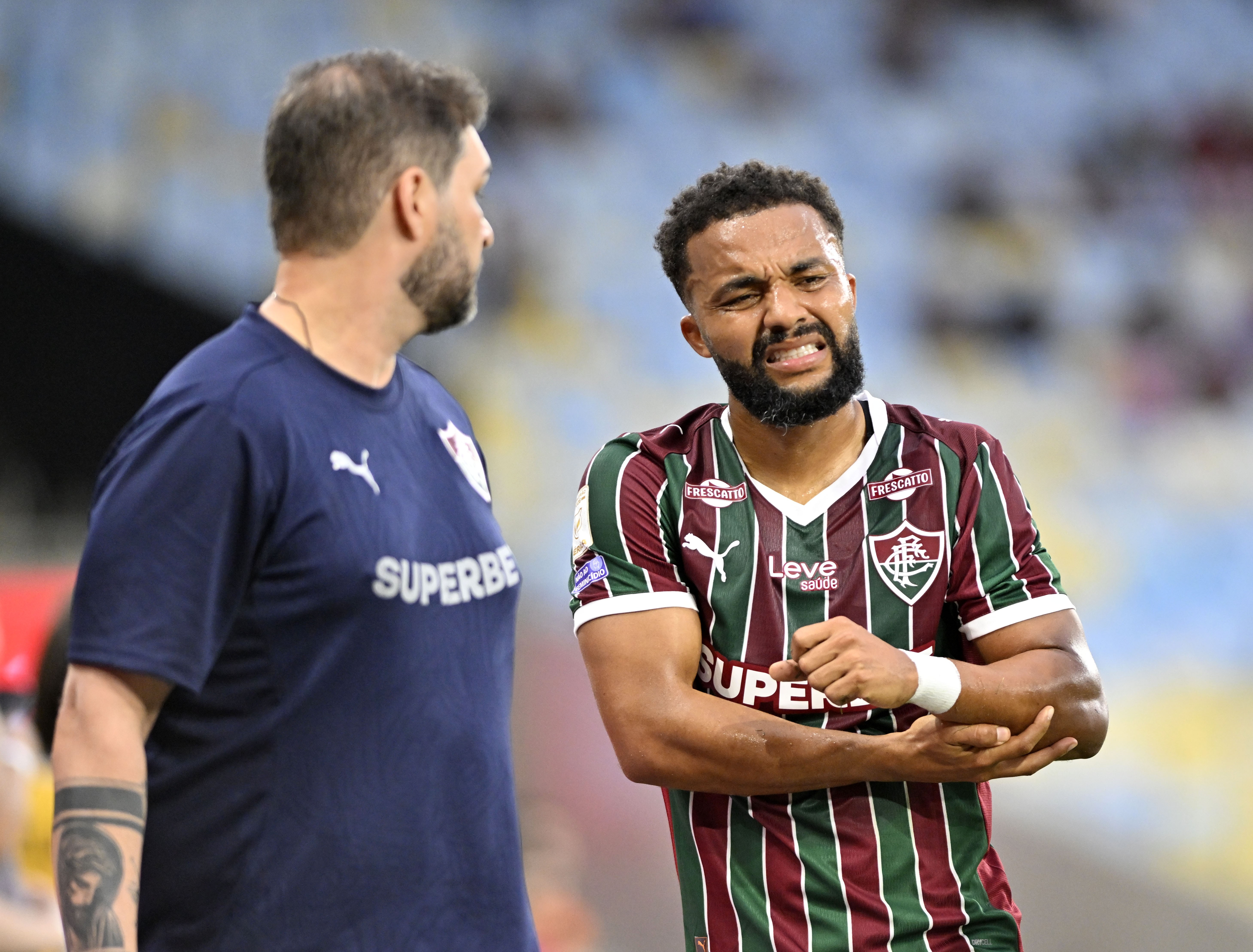 Samuel Xavier do Fluminense sofre luxação no ombro e desfalca equipe por tempo indefinido