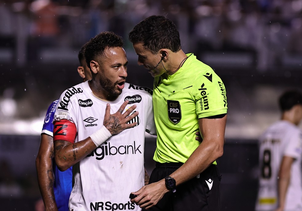 Neymar discute com árbitro Sávio Pereira Sampaio após expulsão em Santos x Bahia — Foto: Fabio Giannelli/AGIF