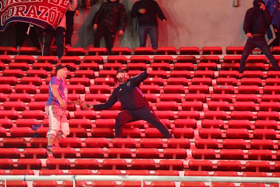 Torcida da Universidad de Chile causa confusão em jogo Independiente na Argentina em jogo da Sul-Americana — Foto: Alejandro Pagni/AFP