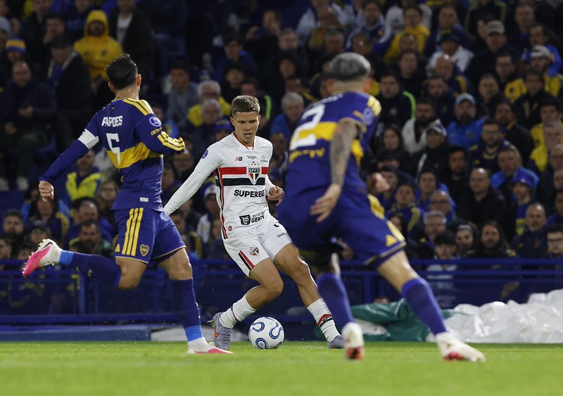 Análise: São Paulo perde chances, cai no segundo tempo e sai atrás contra o Boca