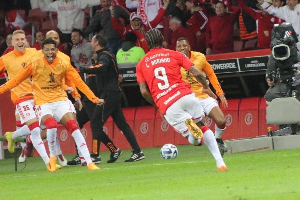 Luiz Adriano comemora gol do Inter na Libertadores — Foto: Tomás Hammes