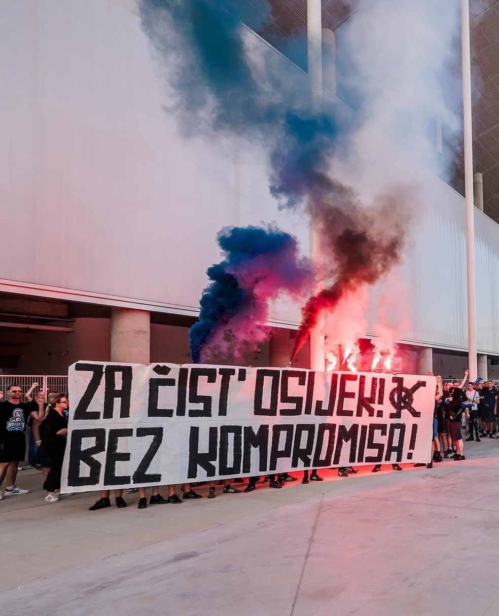 Torcida do Osijek com cartaz em apoio a Boto após atentado