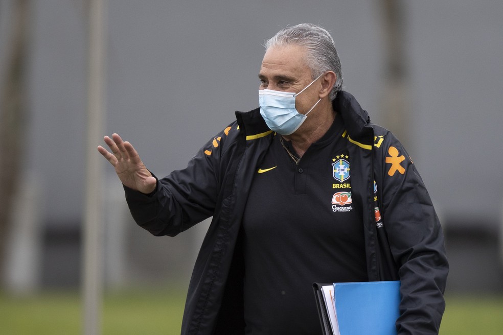 Tite acena during treino da seleção brasileira no CT do Corinthians — Foto: Lucas Figueiredo / CBF