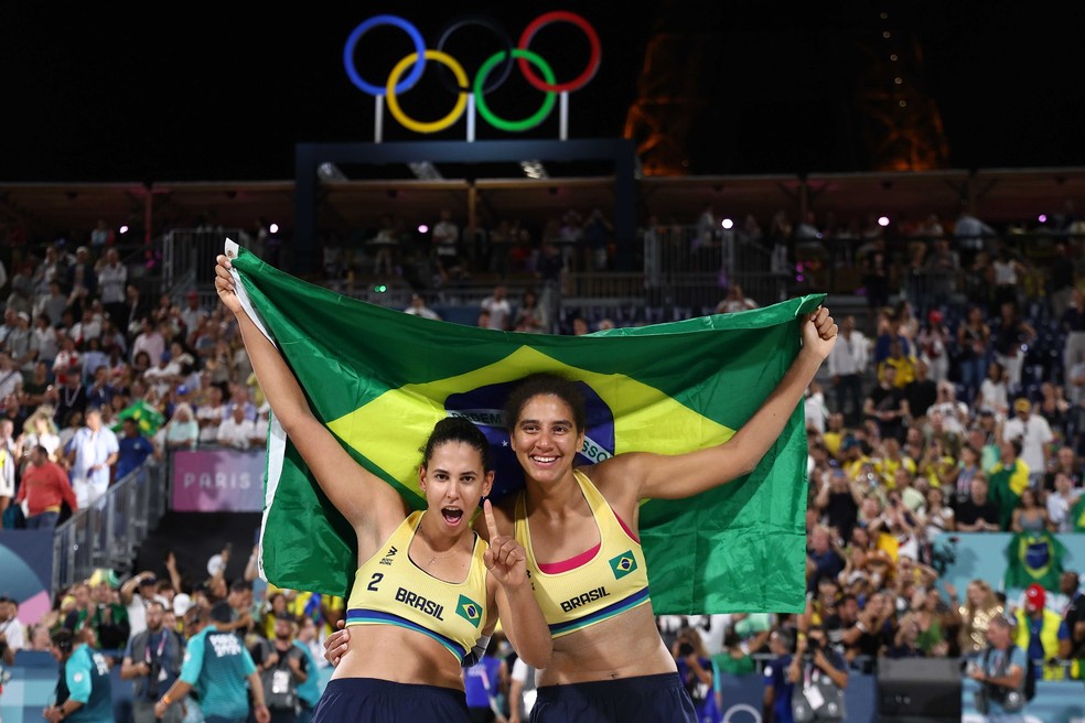 Ana Patrícia e Duda comemoram ouro nas Olimpíadas com bandeira do Brasil — Foto: Luiza Moraes/COB