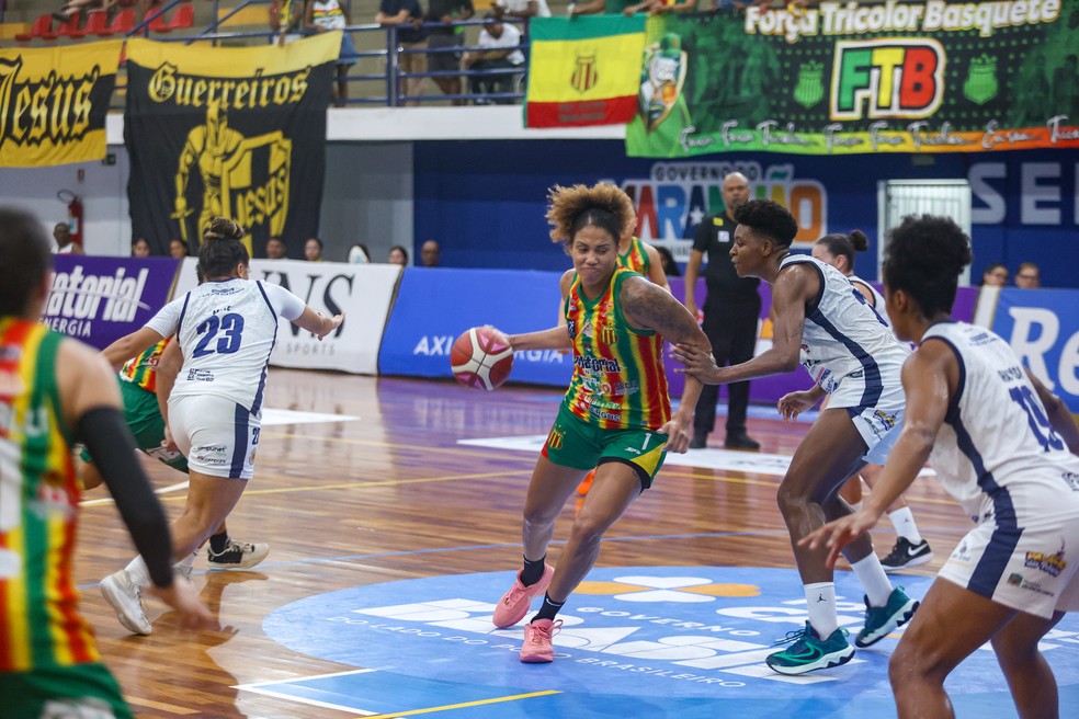 Sampaio Basquete em ação no jogo contra São José